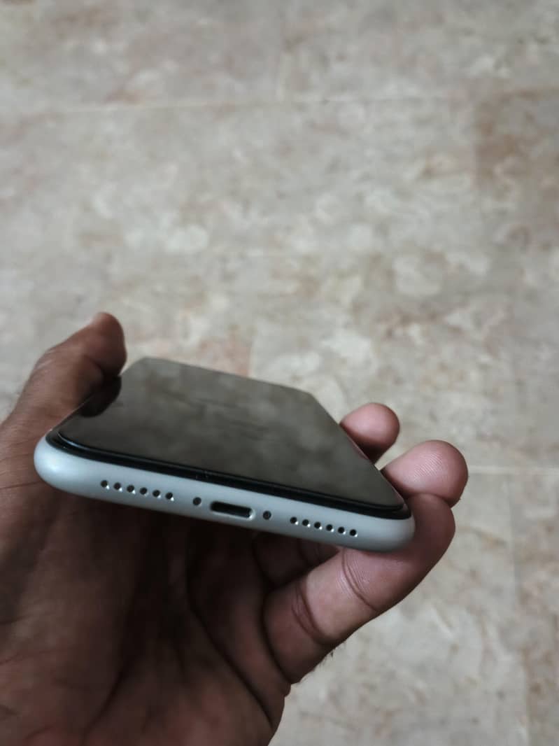 Apple iPhone 11 3