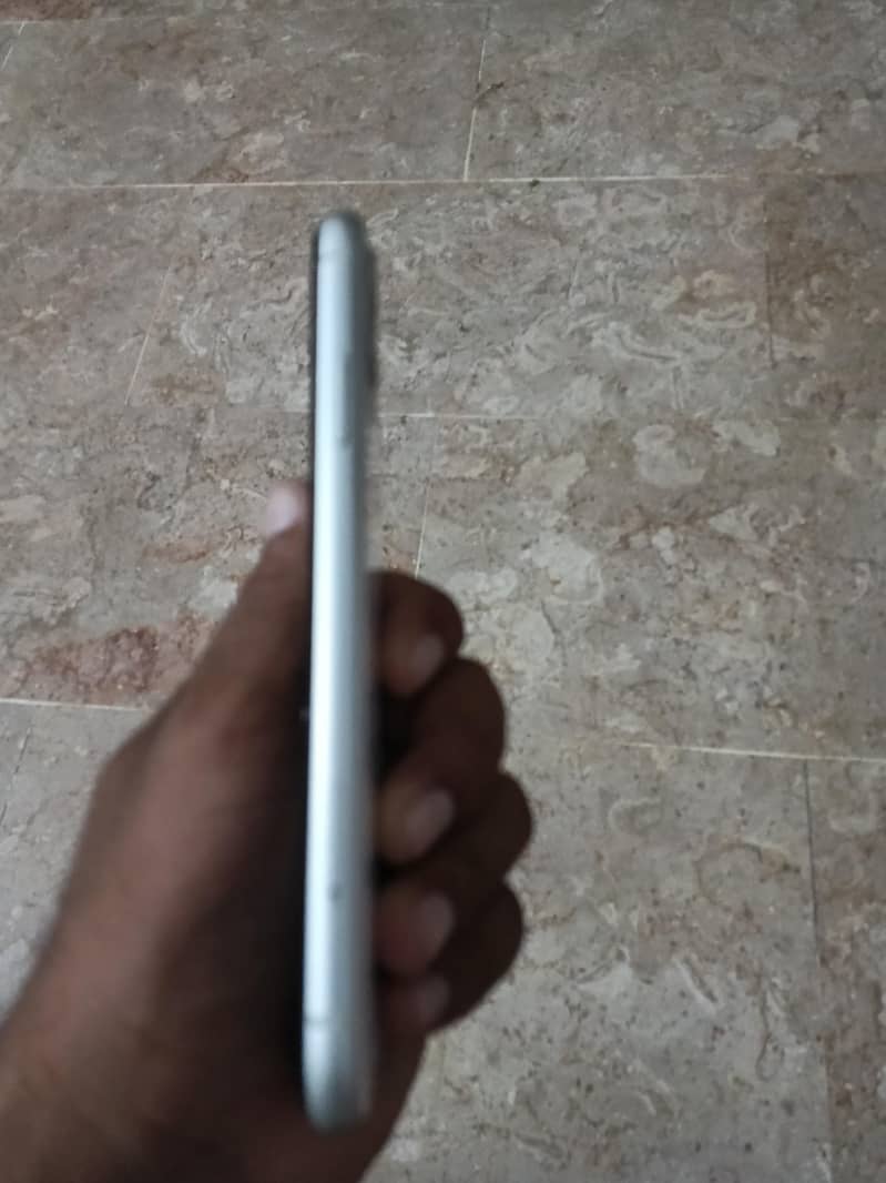 Apple iPhone 11 4