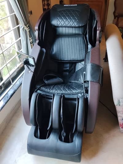 JC Buckman full body massage chair/Brand new/ Recliner
