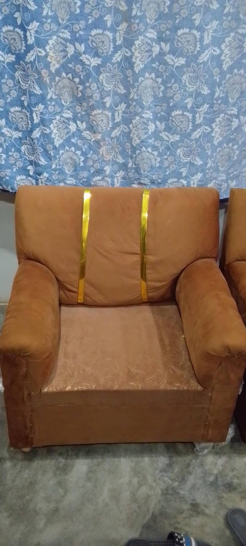brand new condition sofas single sitter 2 sofas bilkul new condition 1