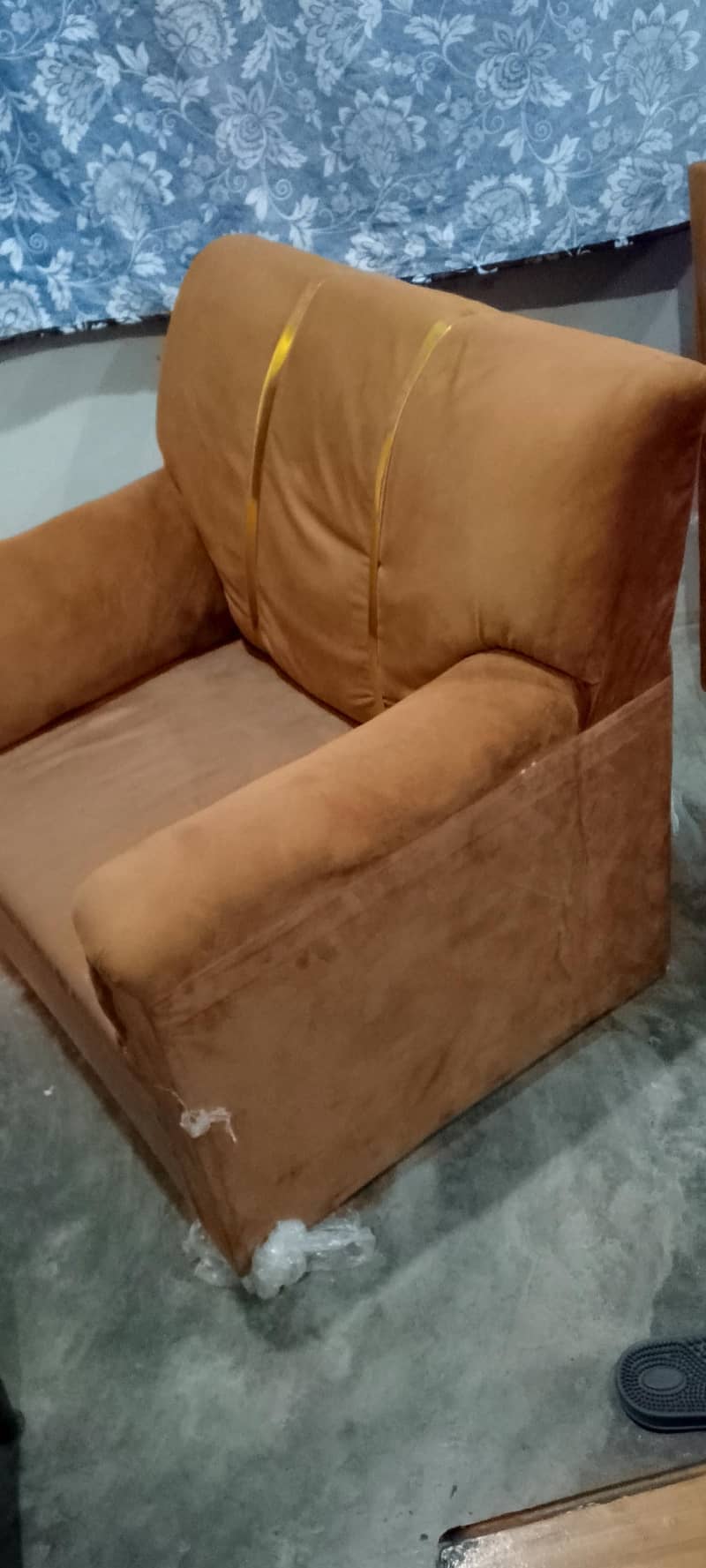 brand new condition sofas single sitter 2 sofas bilkul new condition 3