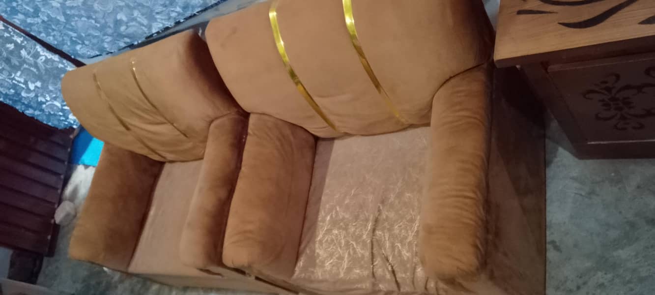 brand new condition sofas single sitter 2 sofas bilkul new condition 4