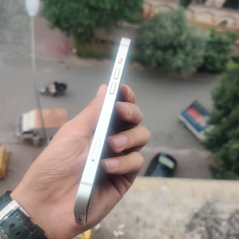 Apple iPhone 13 4