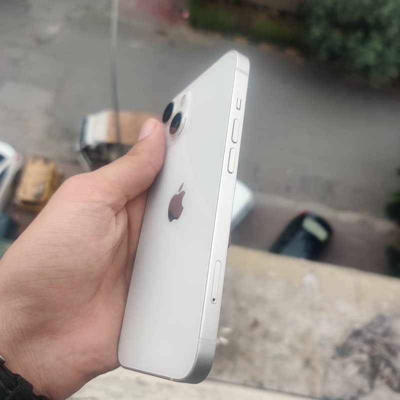 Apple iPhone 13 6