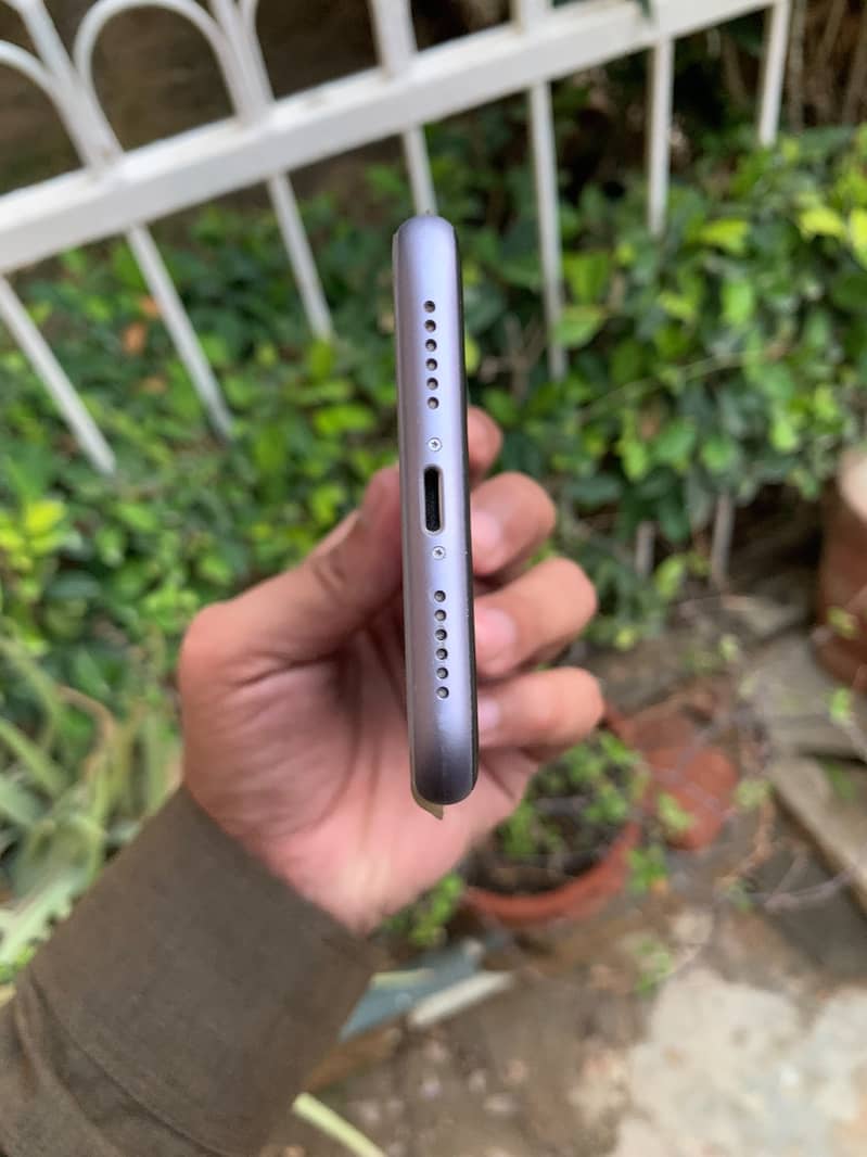 Apple iPhone 11 4