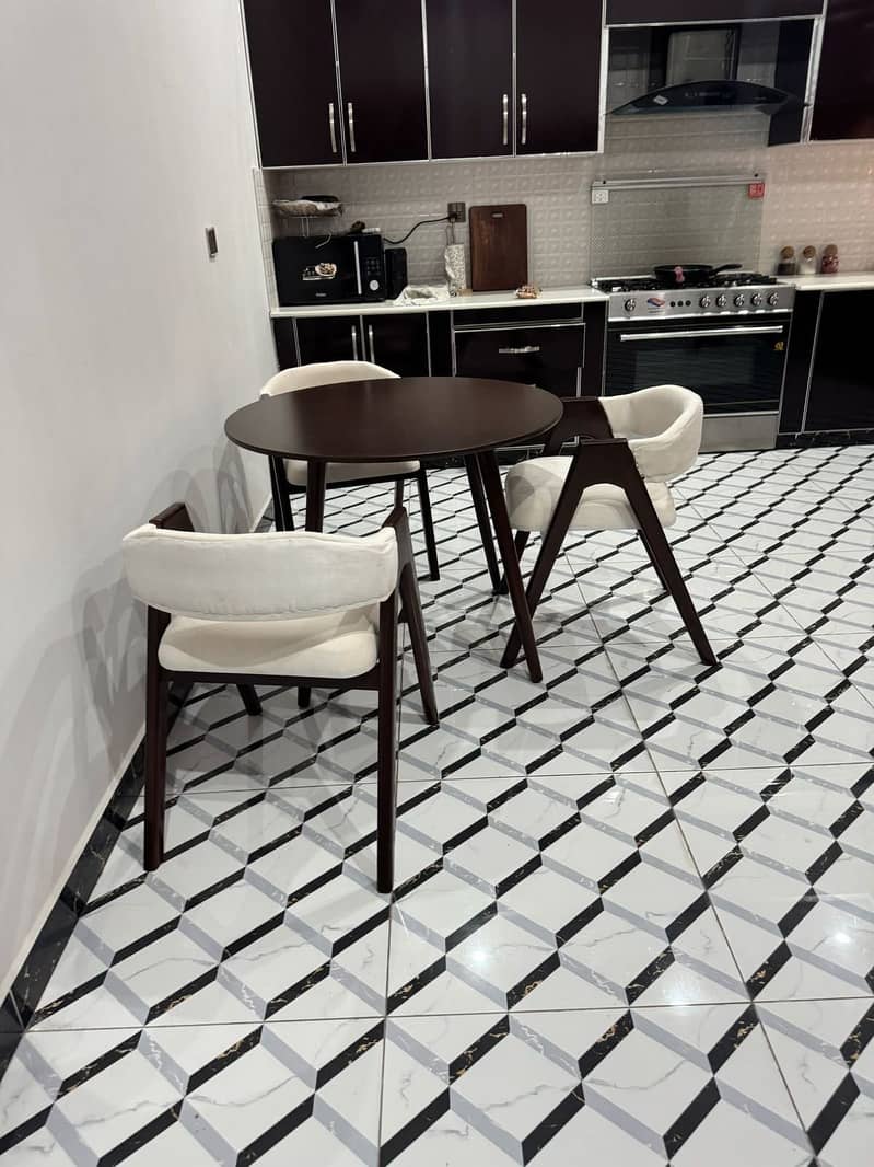 Round Dining Table with 3 Chairs 0