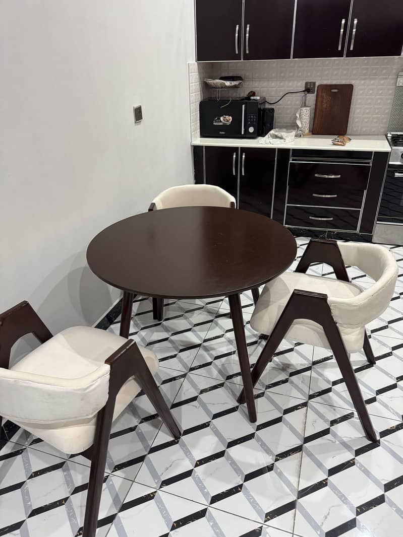 Round Dining Table with 3 Chairs 2