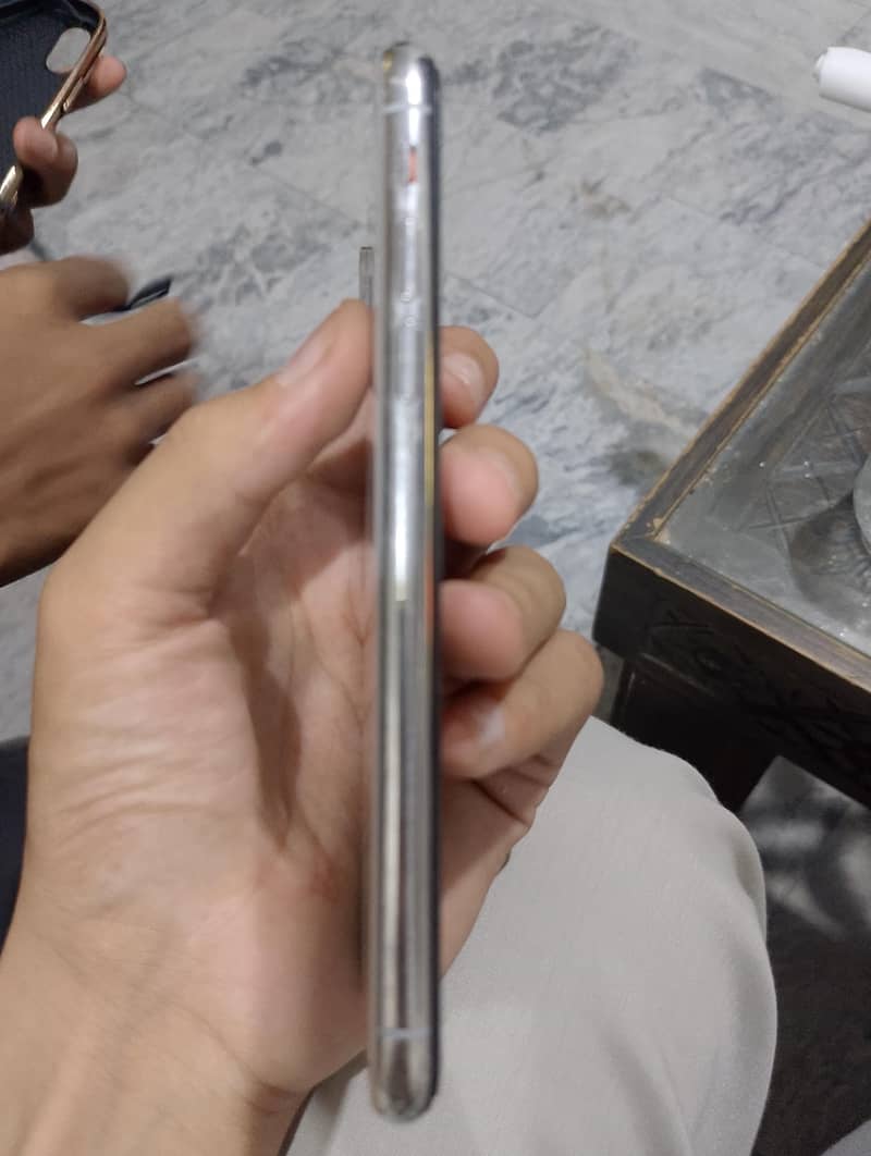 Apple iPhone X 4