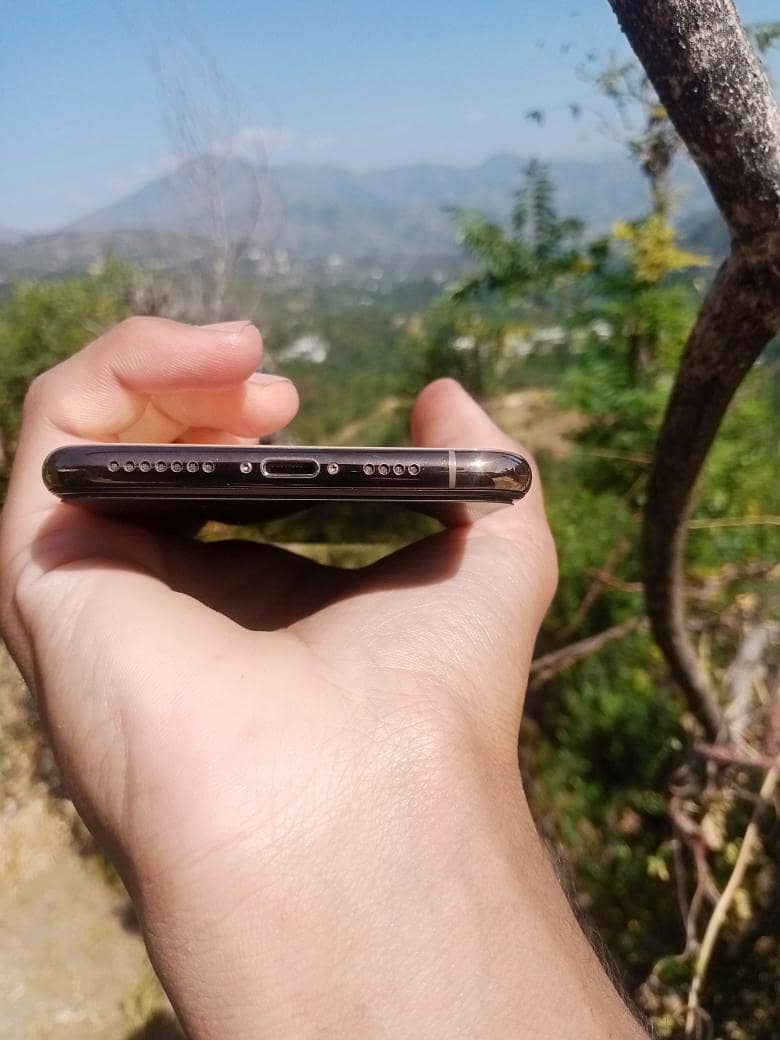 Apple iPhone XS Max 3