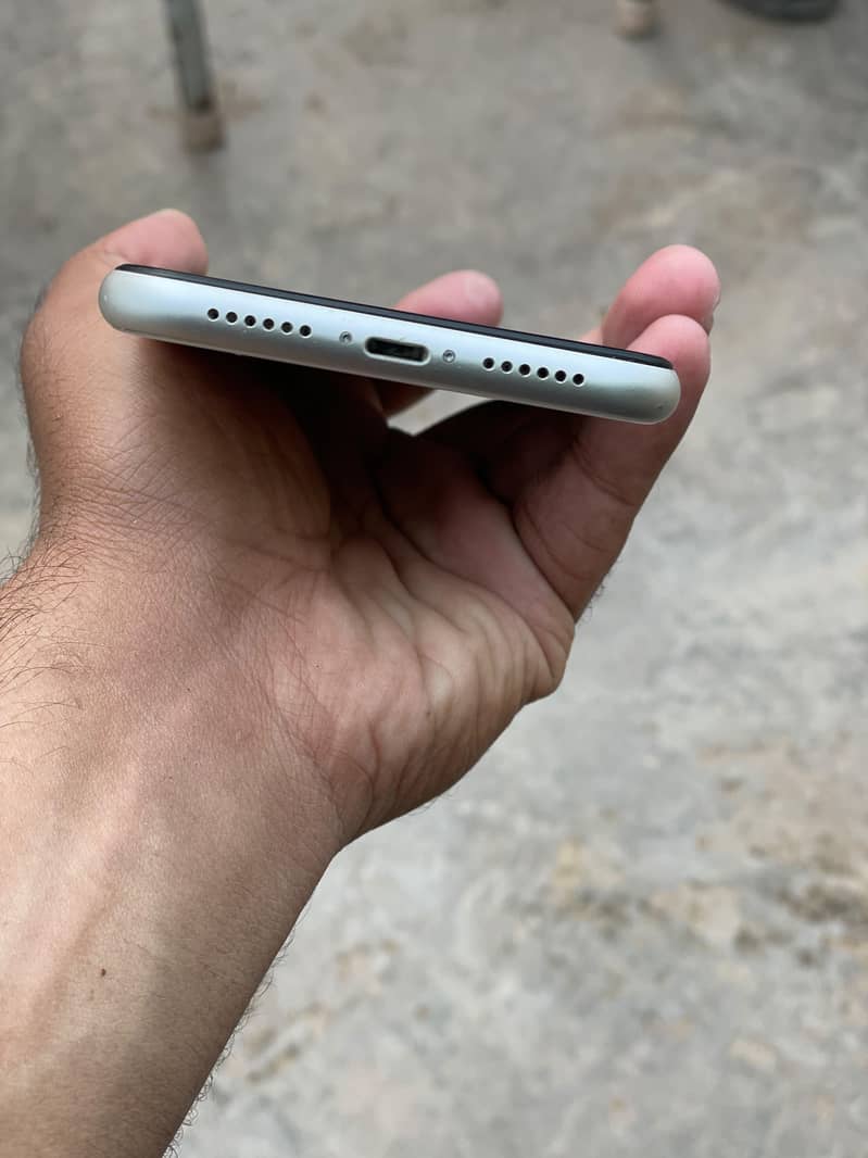 Apple iPhone 11 3