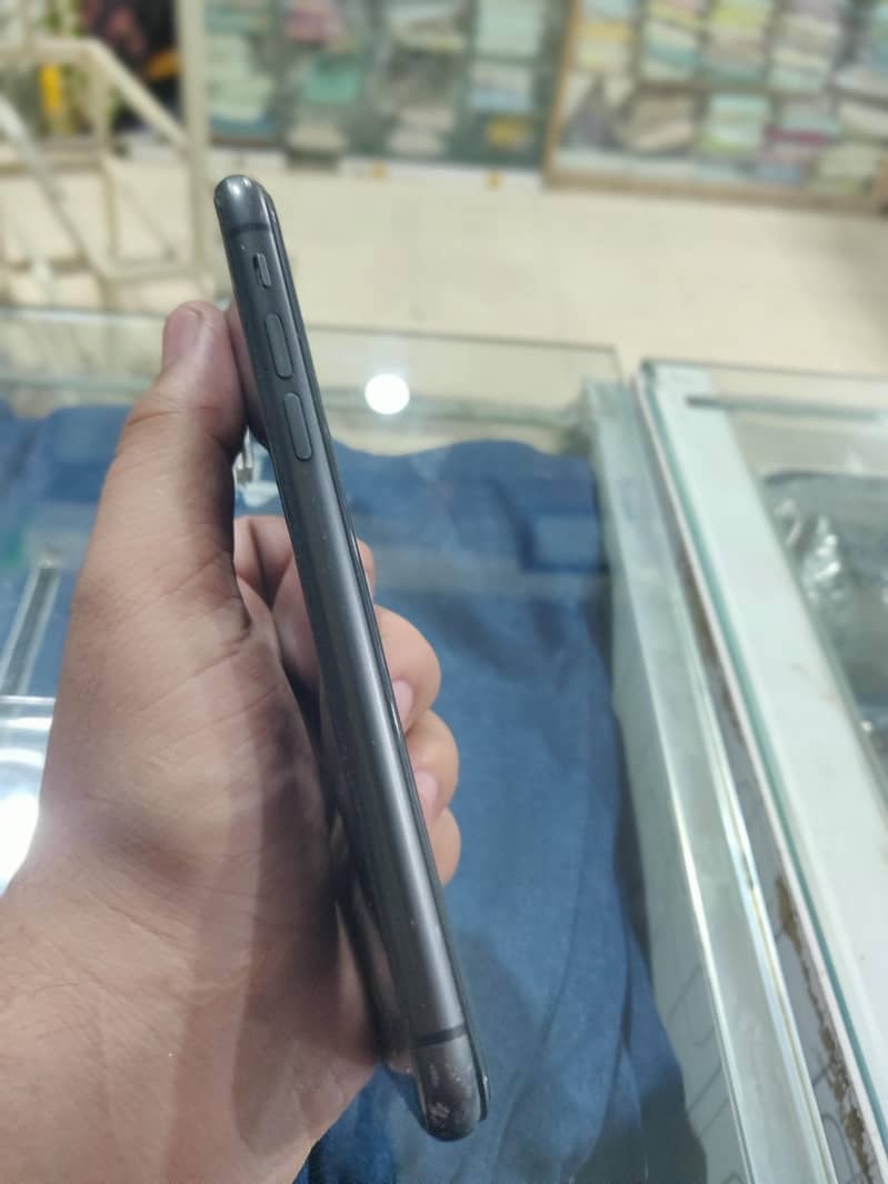 Apple iPhone 11 4