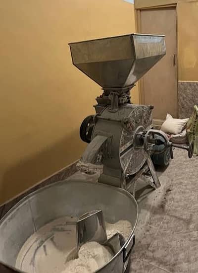 Atta Chakki machine chalana KY liye karigar darkar hai