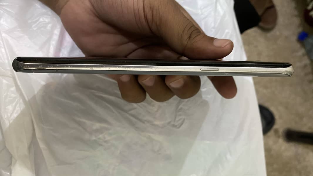 Samsung Mobile S8 Plus 3