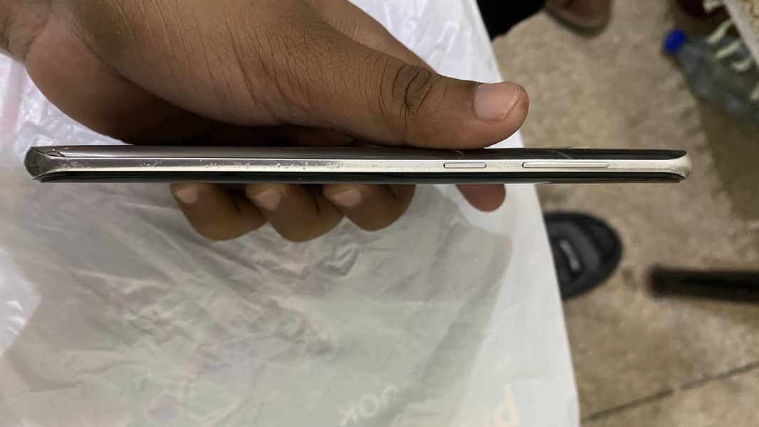 Samsung Mobile S8 Plus 4