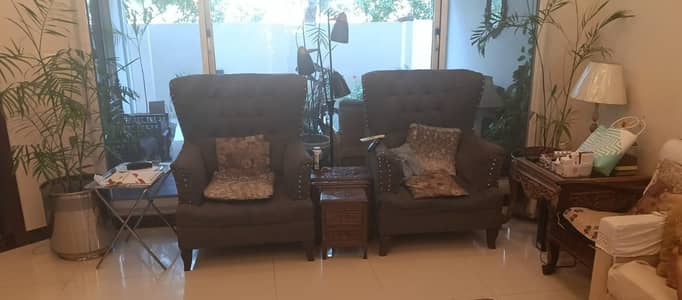 Sofa cumbed and wing chairs