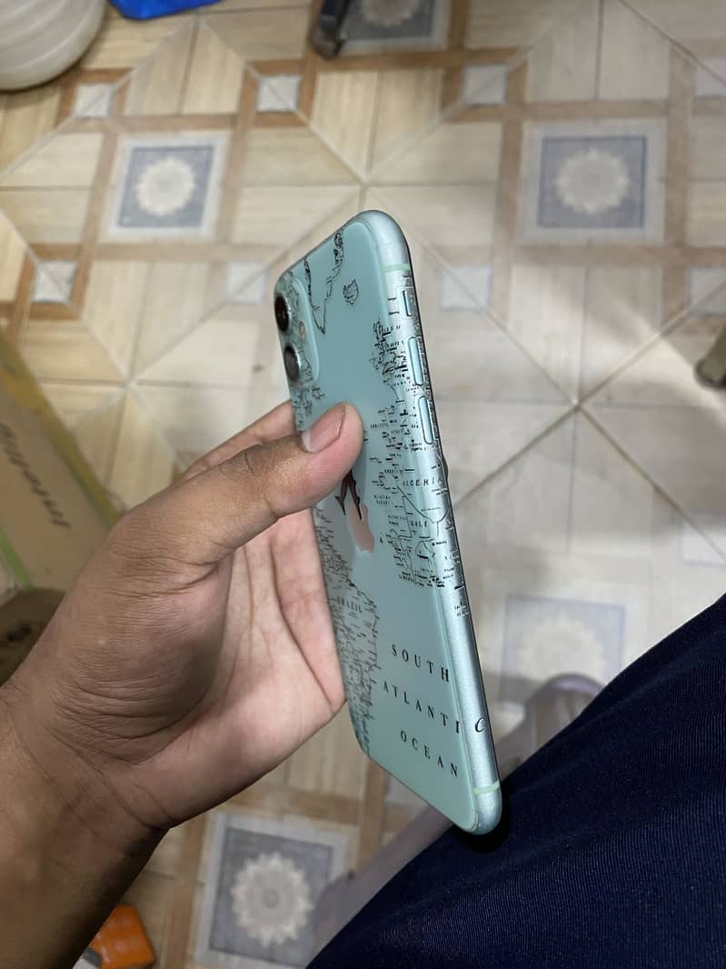 Apple iPhone 11 4