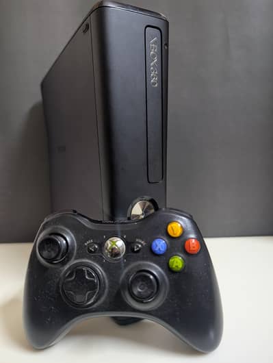 Xbox 360 Slim With Games installed and one controller