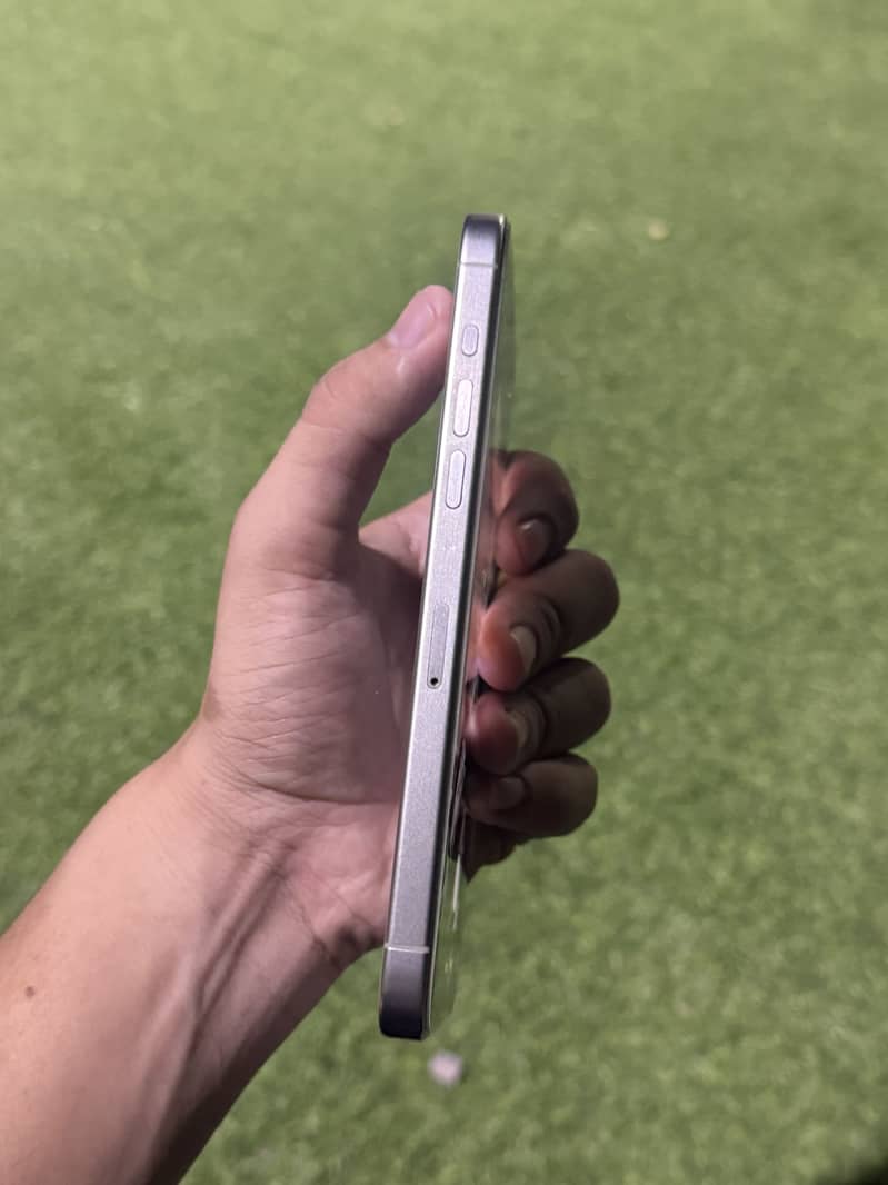 Apple iPhone 15 Pro Max 2