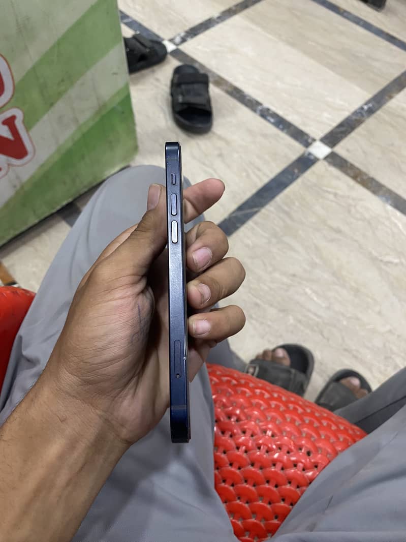 Apple iPhone 12 3