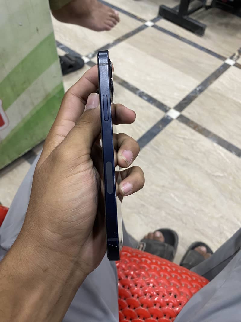 Apple iPhone 12 4