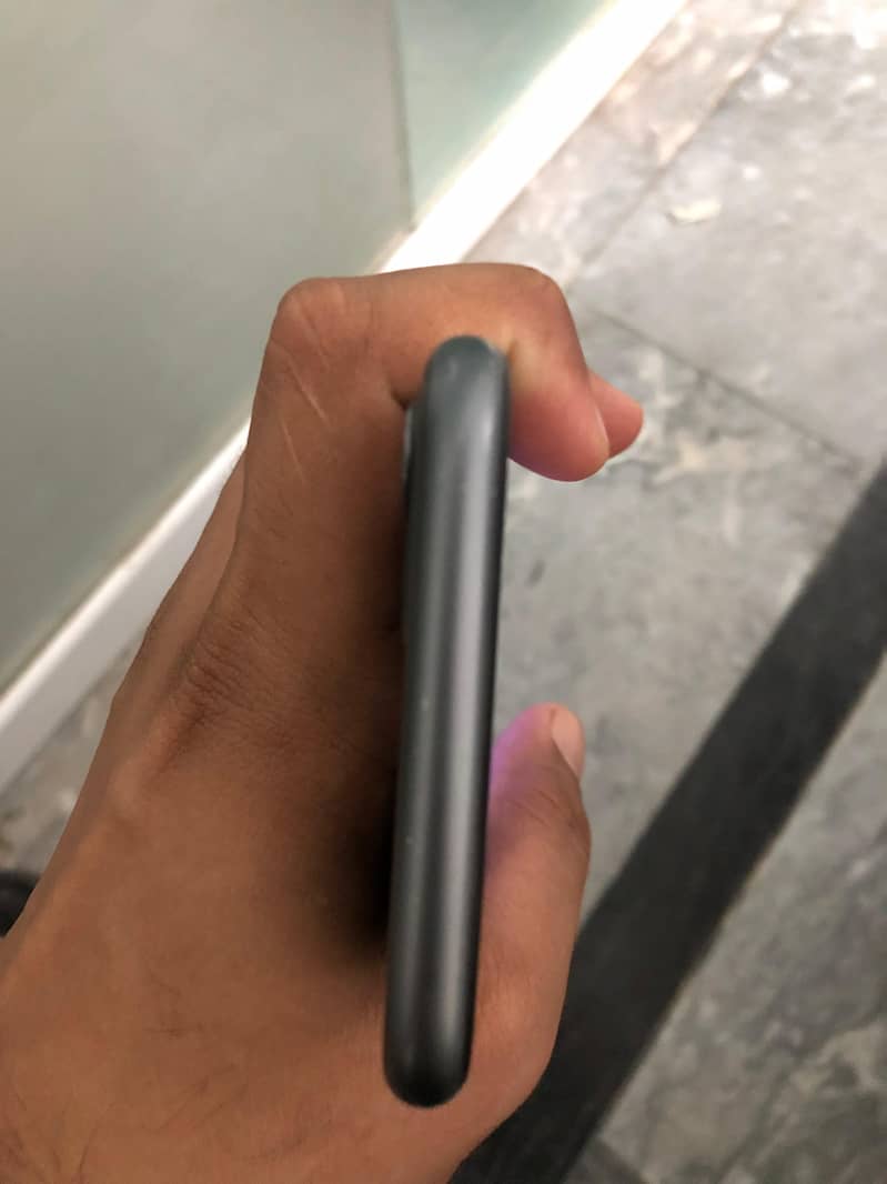 Apple iPhone 11 4