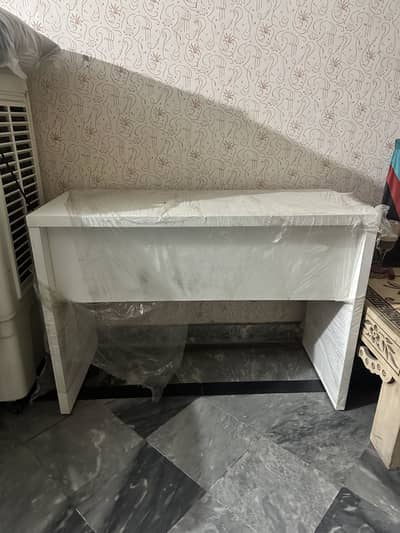 Table for nail bars and henna studio