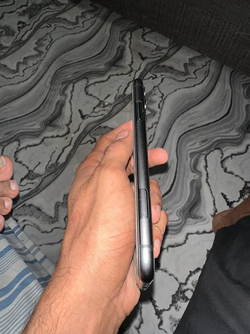 Apple iPhone 11 3