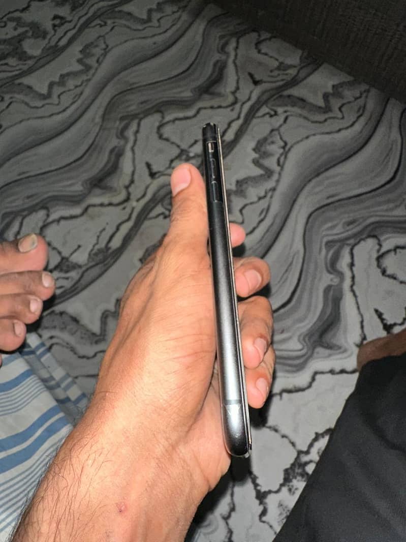 Apple iPhone 11 4