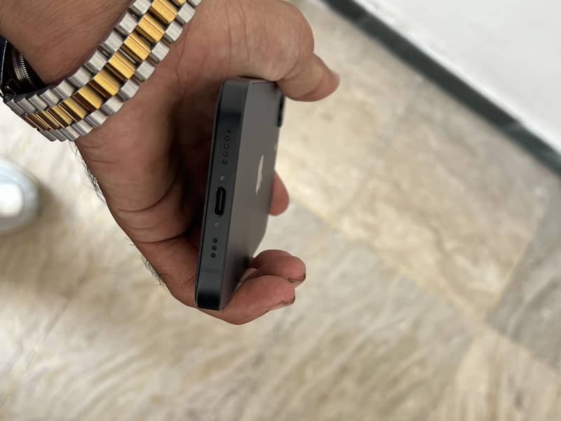 Apple iPhone 16e 0