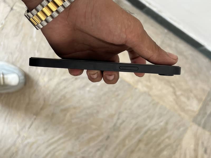 Apple iPhone 16e 1