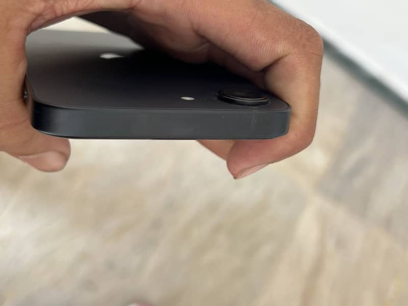 Apple iPhone 16e 2