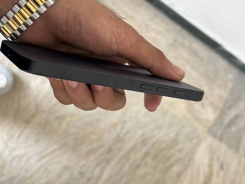 Apple iPhone 16e 4