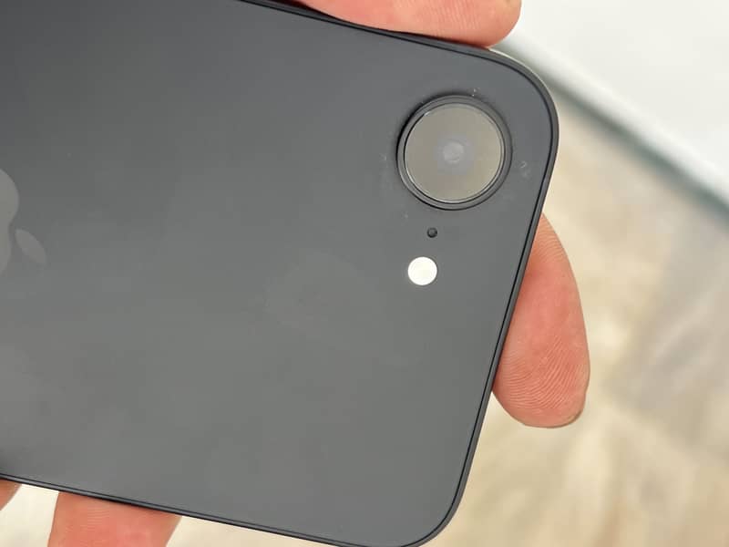 Apple iPhone 16e 5