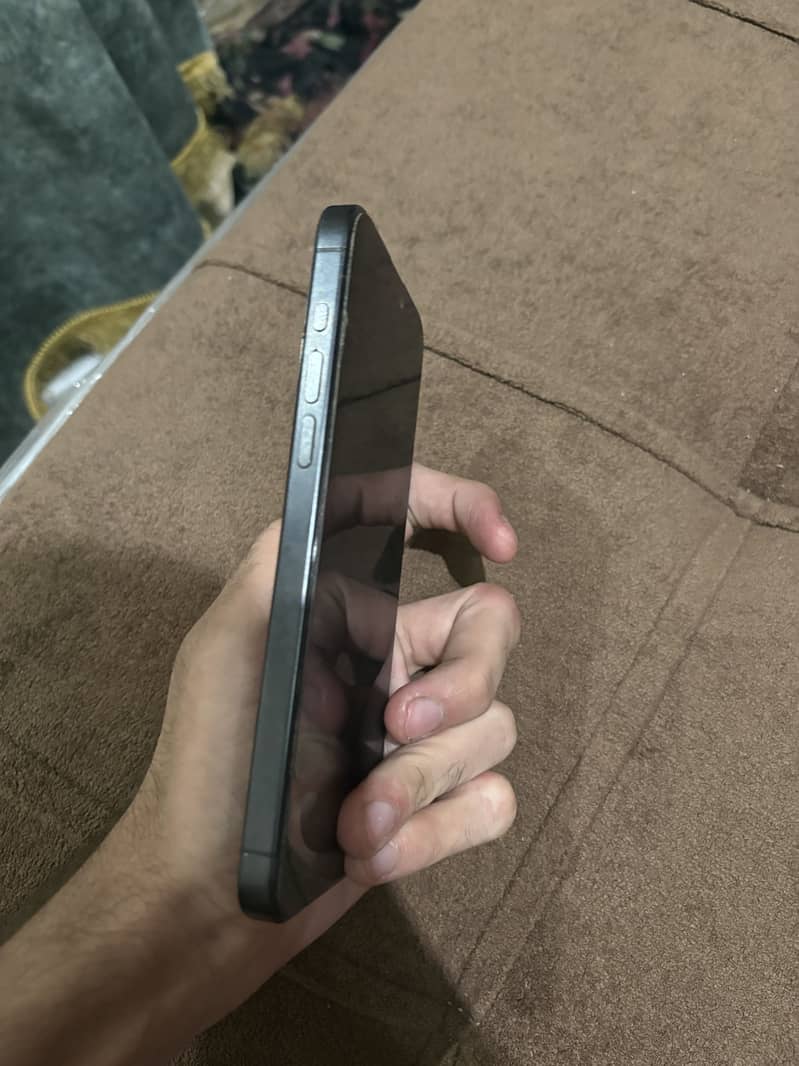 Apple iPhone 15 Pro Max 4