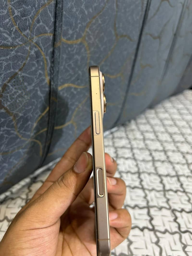 Apple iPhone 16 Pro 3