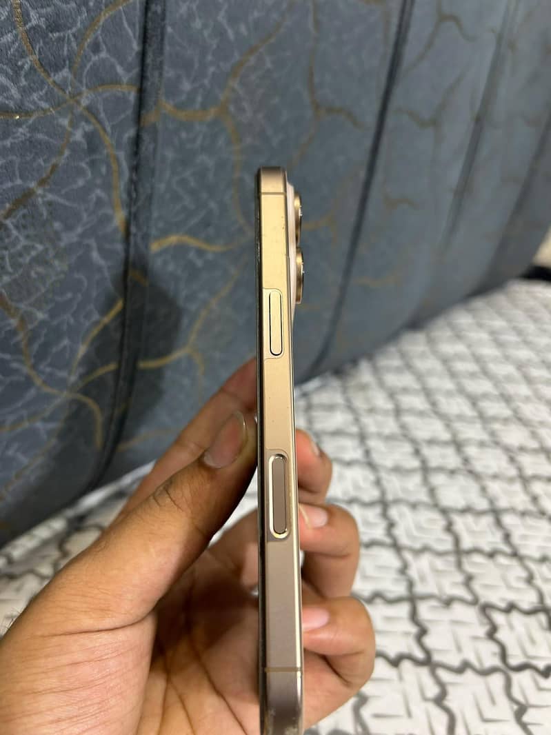 Apple iPhone 16 Pro 4