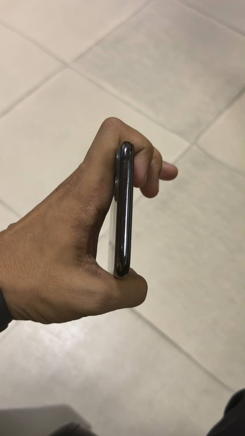 Apple iPhone 11 Pro Max 2