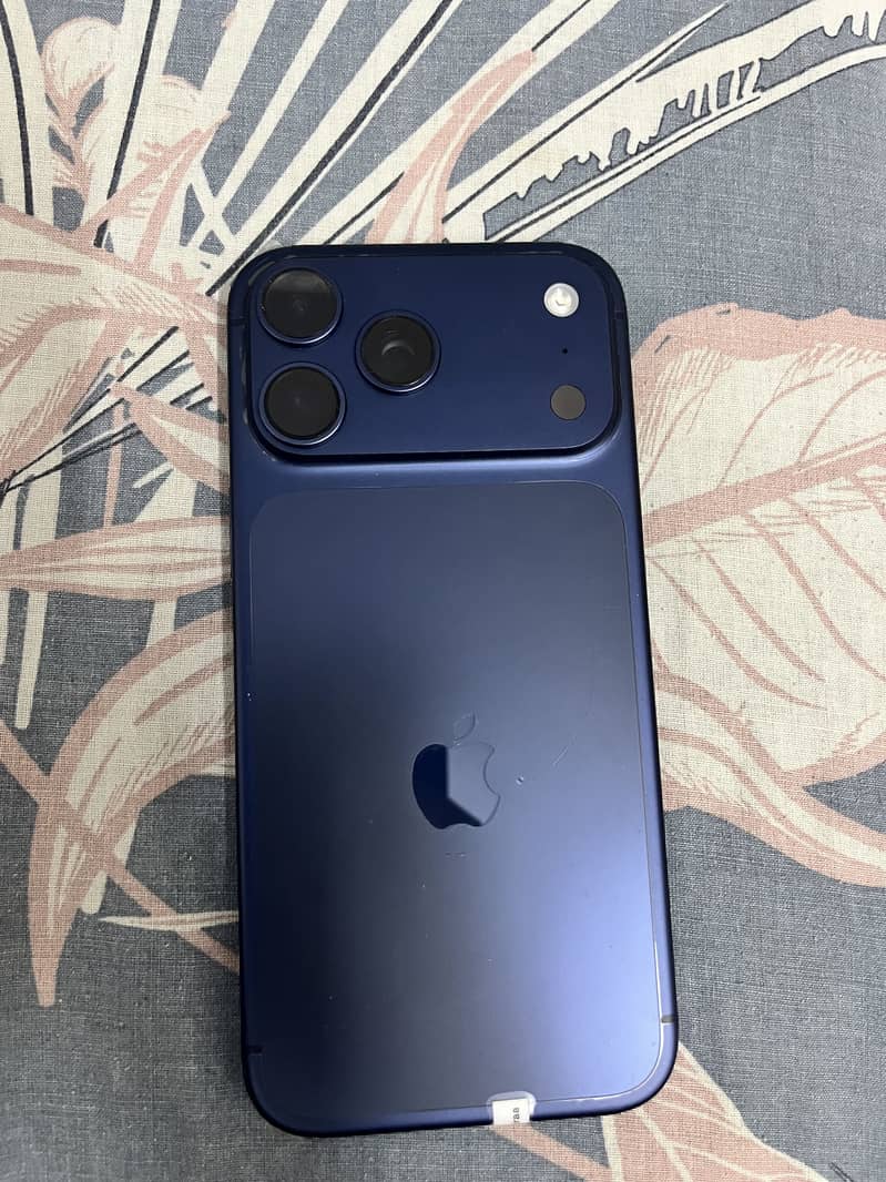 Apple iPhone 17 Pro Max 4