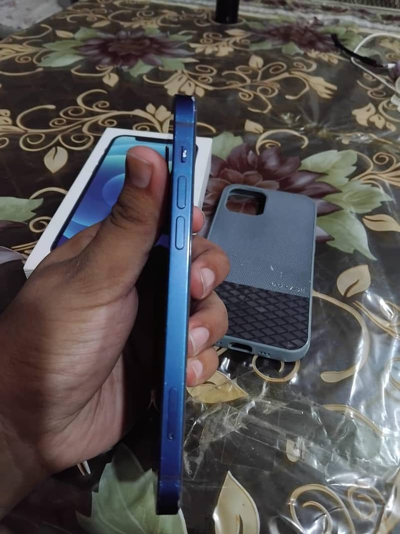 Apple iPhone 12 4