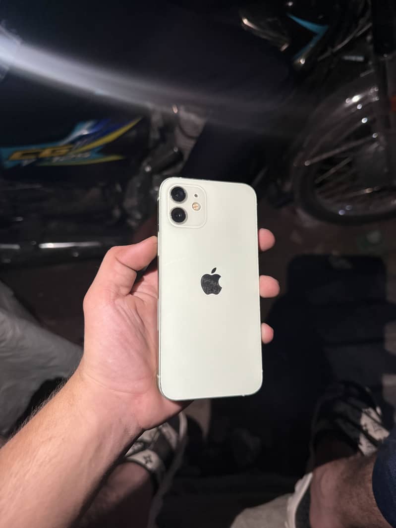 Apple iPhone 12 4