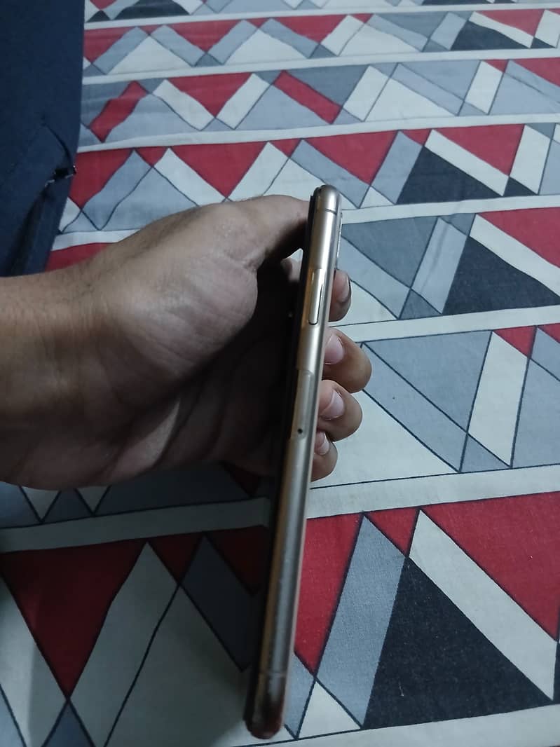 Apple iPhone XS 4