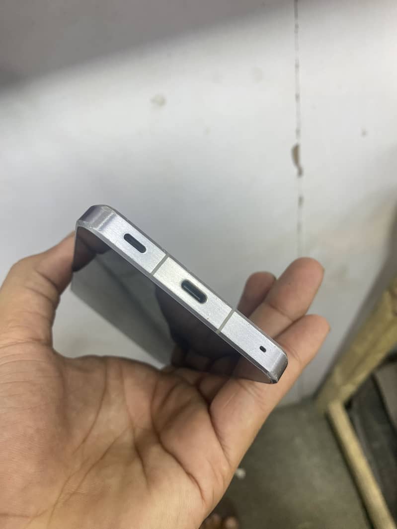 Sharp Aquos R8s pro 4