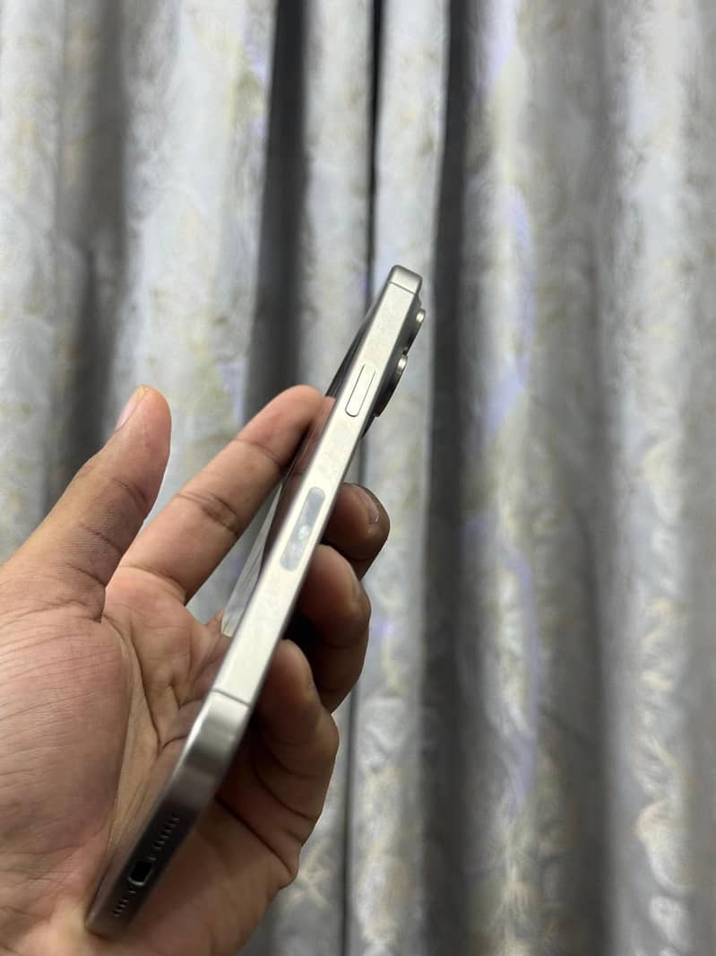 Apple iPhone 15 Pro Max 2