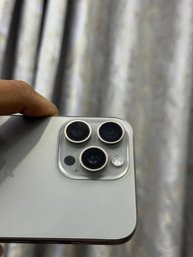 Apple iPhone 15 Pro Max 4