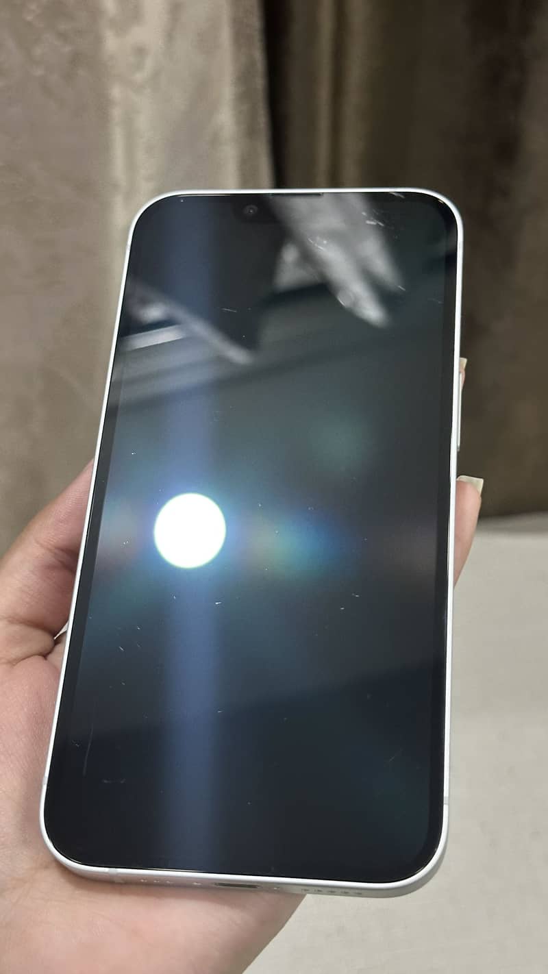 Apple iPhone 16e 5
