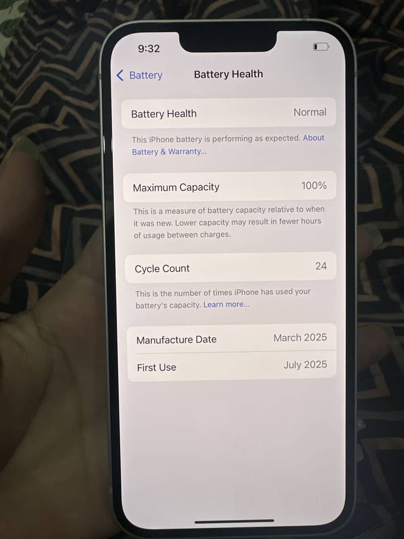 Apple iPhone 16e 4