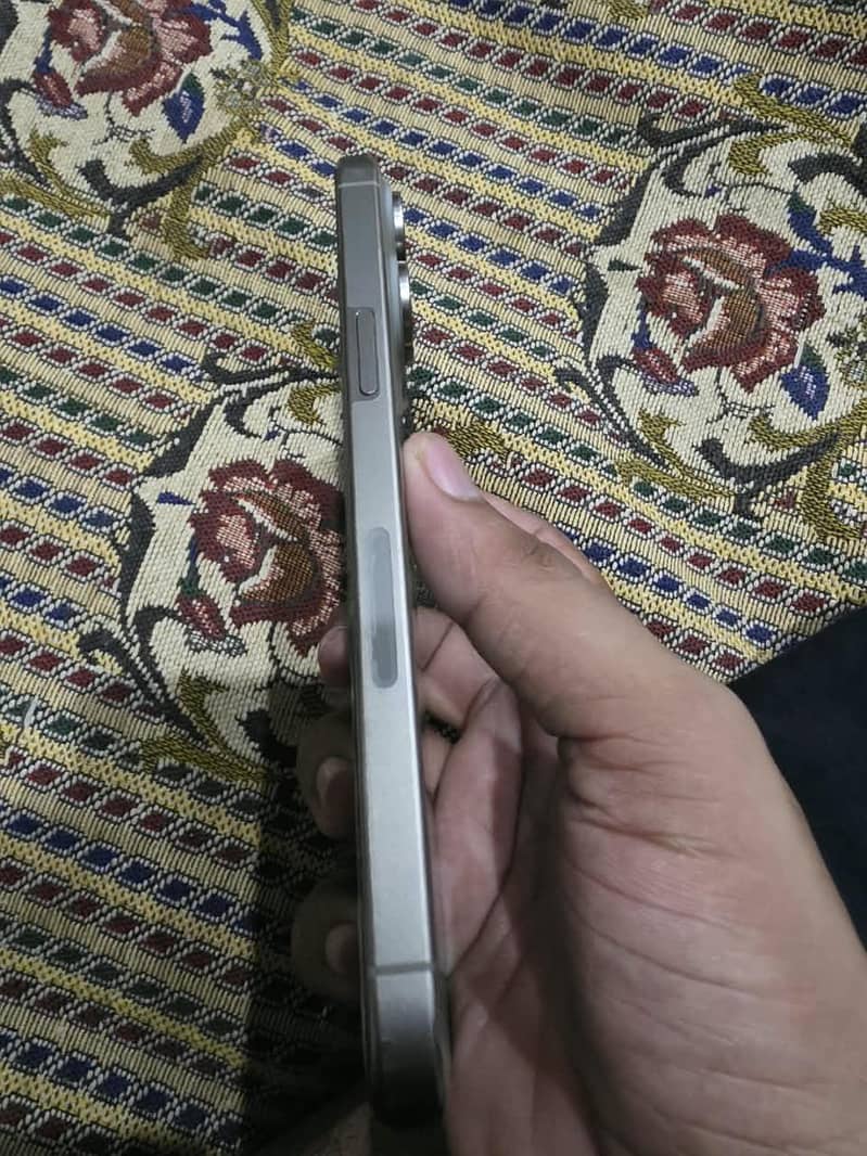 Apple iPhone 15 Pro Max 4