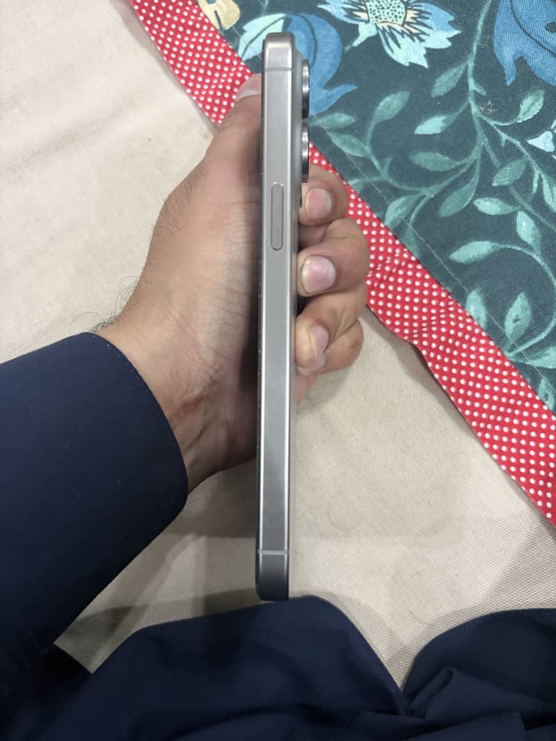 Apple iPhone 15 Pro Max 2