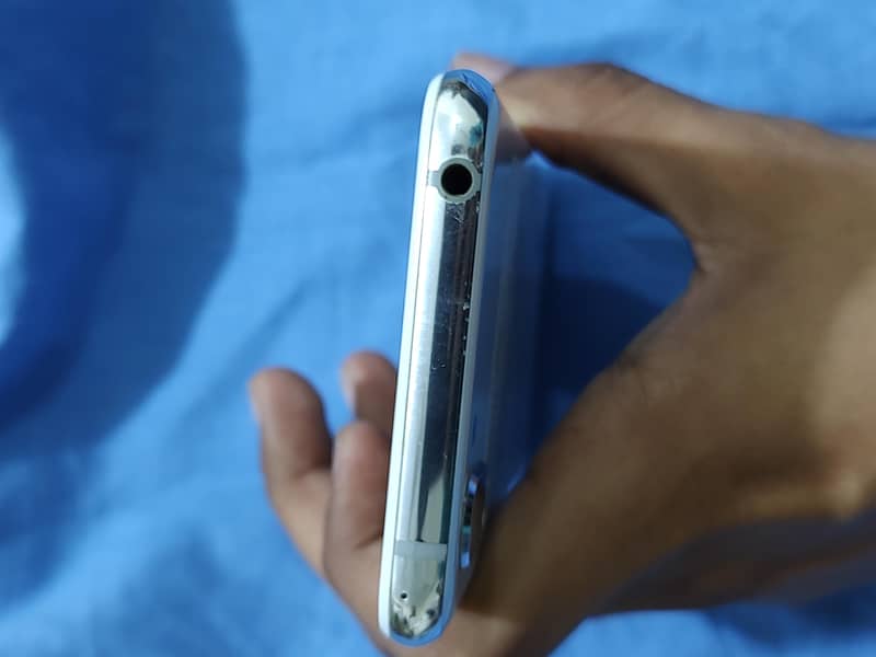 Sharp Aquos R2 3