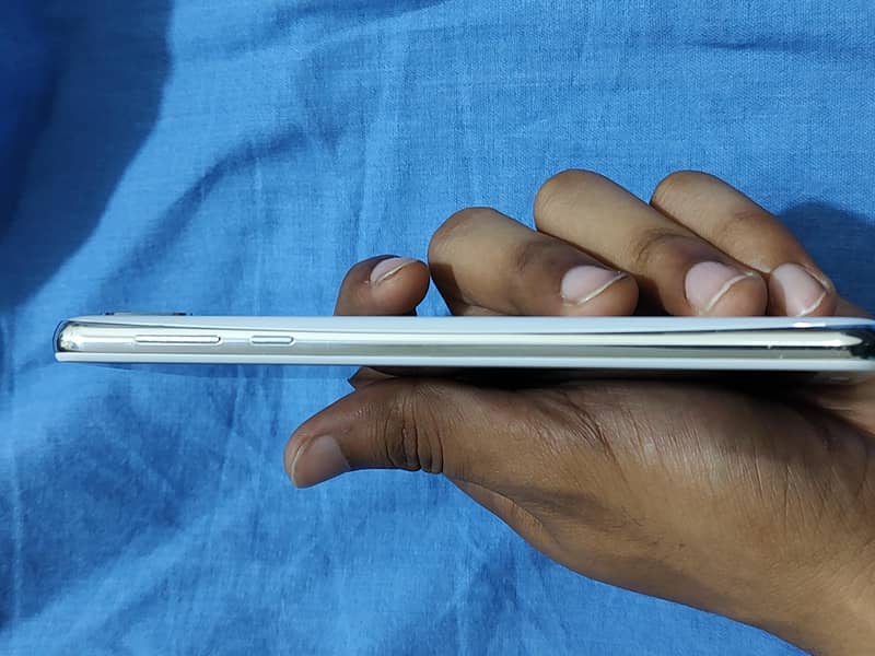Sharp Aquos R2 4